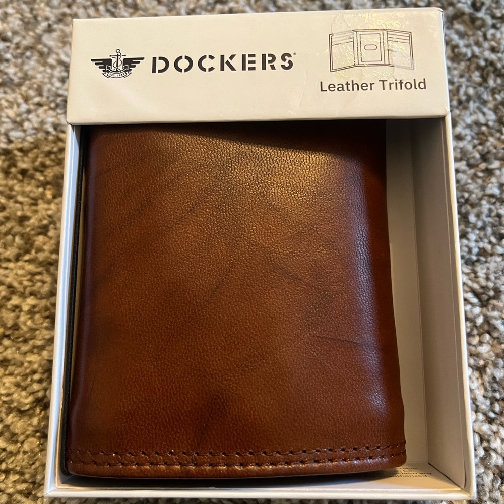 Dockers Tan Leather Trifold Wallet
